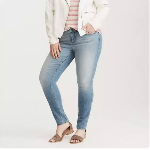 TORRID High Rise Curvy Skinny Jean - Light Wash Size 24T - Picture 1 of 11